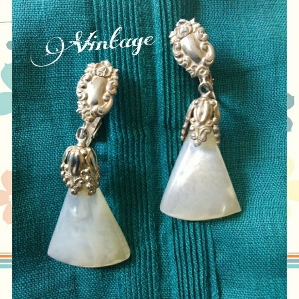🎉HP🎉VTG MOP SILVER EARRINGS